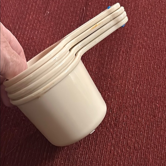 Set of 4 Cream Colored Rubbermaid Nesting Measuring Cups - Picture 3 of 5
